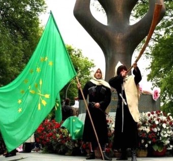 25 апреля адыги мира отмечают День черкесского флага