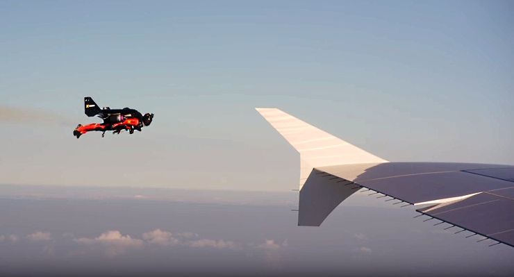 Наперегонки с самолетом. Джетмены обогнали авиалайнер в небе над Дубаем