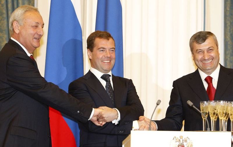 Сергей Багапш, Дмитрий Медведев и Эдуард Кокойты после подписания Договора о дружбе, сотрудничестве и взаимной помощи
