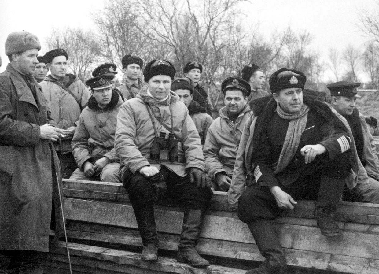 Командующий Северным флотом адмирал Арсений Григорьевич Головко (справа) в освобожденной Печенге. 15.10.1944 г.