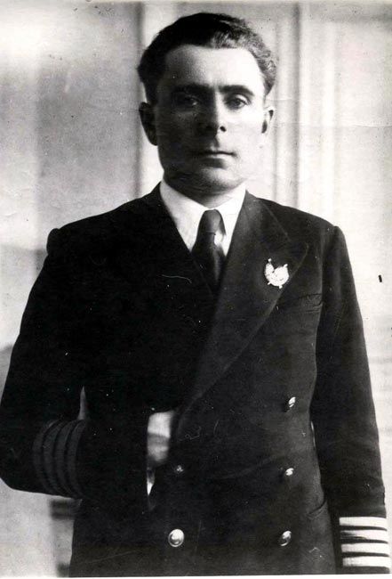 Капитан 2 ранга А.Г. Головко после возвращения из Испании и награждения орденом Красного Знамени. 1938 г.