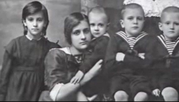 Дети семьи Хагундоковых. Гали – вторая слева. Санкт-Петербург, 1912