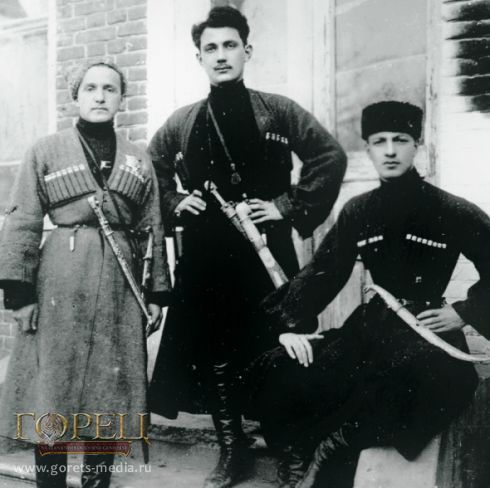 Три товарища времен учебы Хаджи (в центре) в Горской кавалерийской школе. С Гаем Туманяном (крайний справа) Мамсуров пронесет дружбу через всю жизнь. Краснодар, 1923 г.