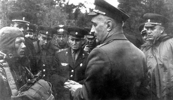 На учениях ЛенВО. Генерал Мамсуров беседует с разведчиками