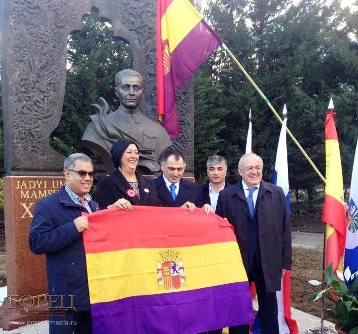 На церемонии открытия памятника Хаджи-Ксанти в г. Фуэнлабрада. Испания, февраль, 2015