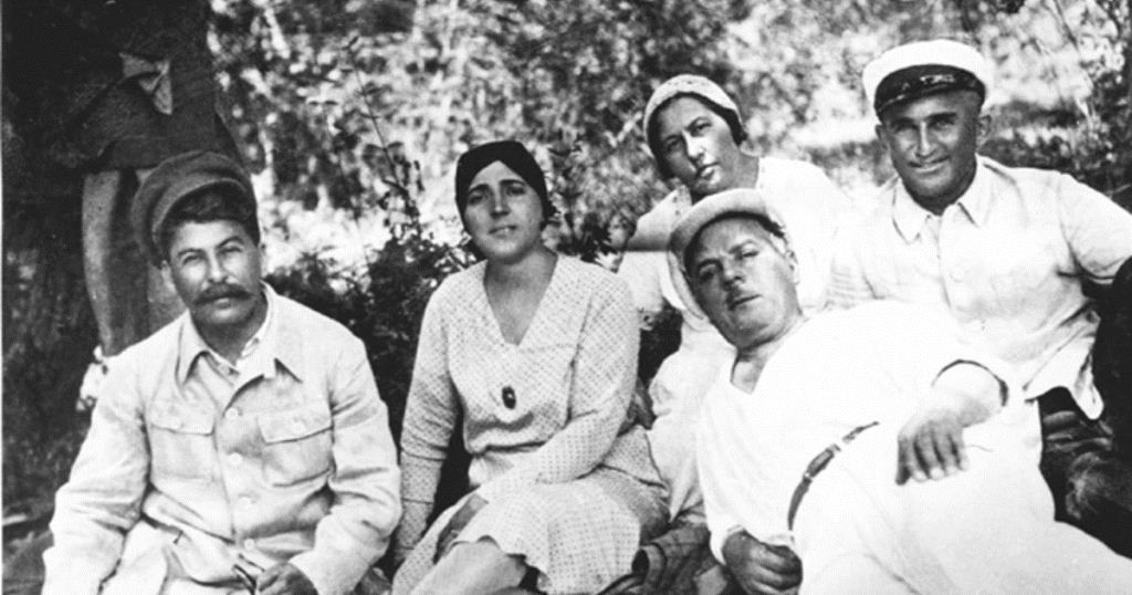 И.В. Сталин, Н.С. Аллилуева, Е.Д. Ворошилова, К.Е. Ворошилов. Сочи, 1932 г.