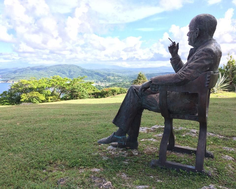 Памятник Ноэлю Коуарду на Ямайке 