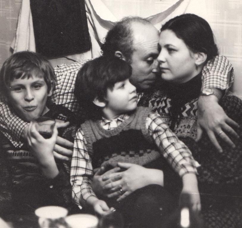 Алексей Алешковский (слева) с новой семьей отца, Юза Алешковского новой семьей отца