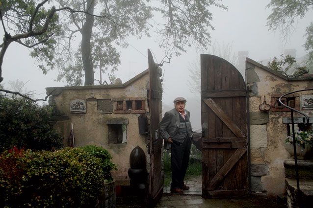 Тонино Гуэрра у ворот своего дома в Пеннабилли