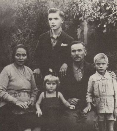 Семья Молодожениных. Слева-направо: мама Ольга Васильевна, Леонид, сестра Нина, отец Григорий Кириллович, брат Виктор. Нальчик, 1932 год