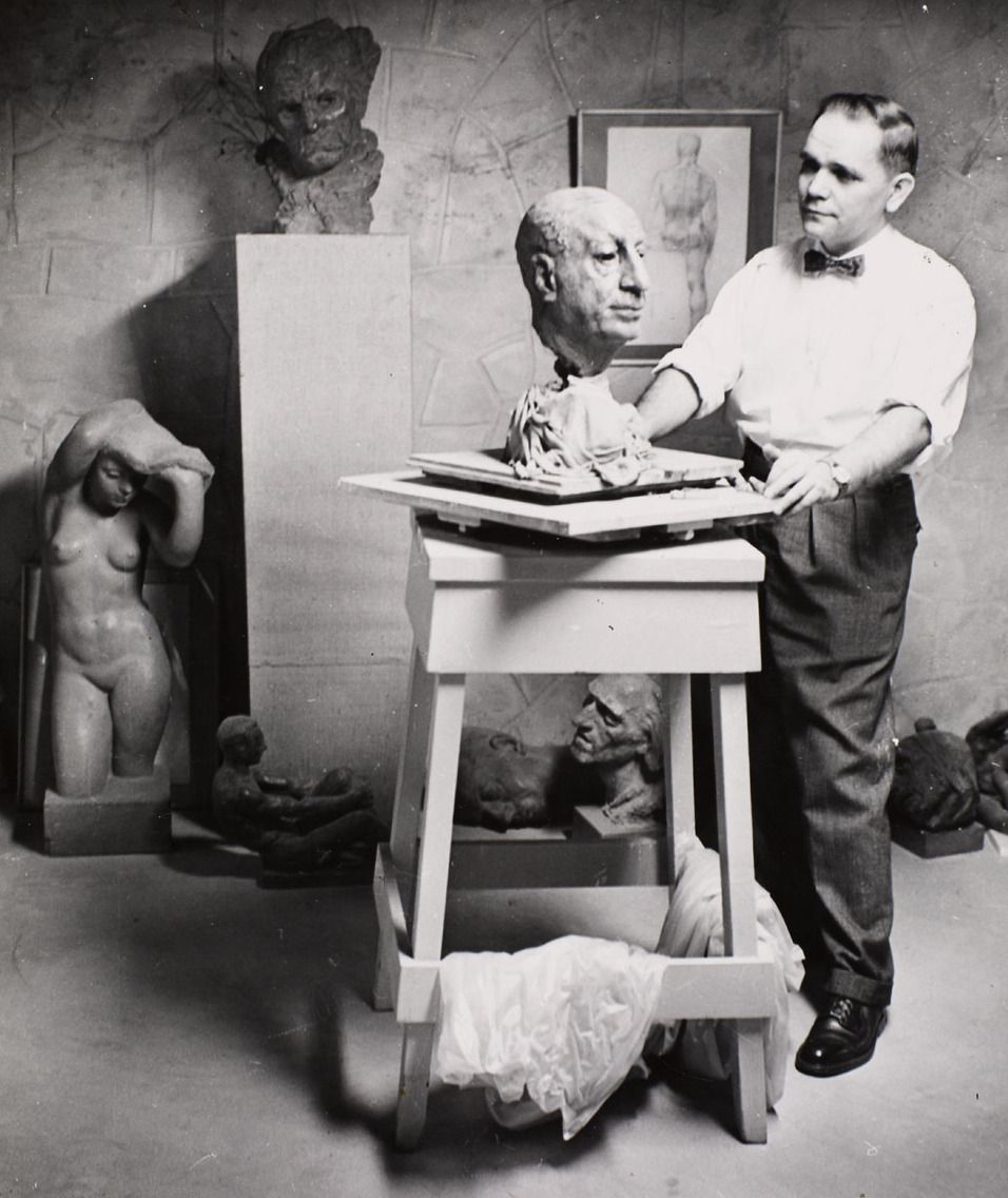 Лео Мол в своей мастерской в Виннипеге, 1950-е годы.