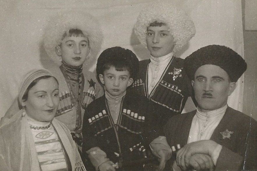 Алибек КАНТЕМИРОВ с женой и сыновьями: Хасанбеком, Ирбеком и Мухтарбеком. Конец 1930-х 