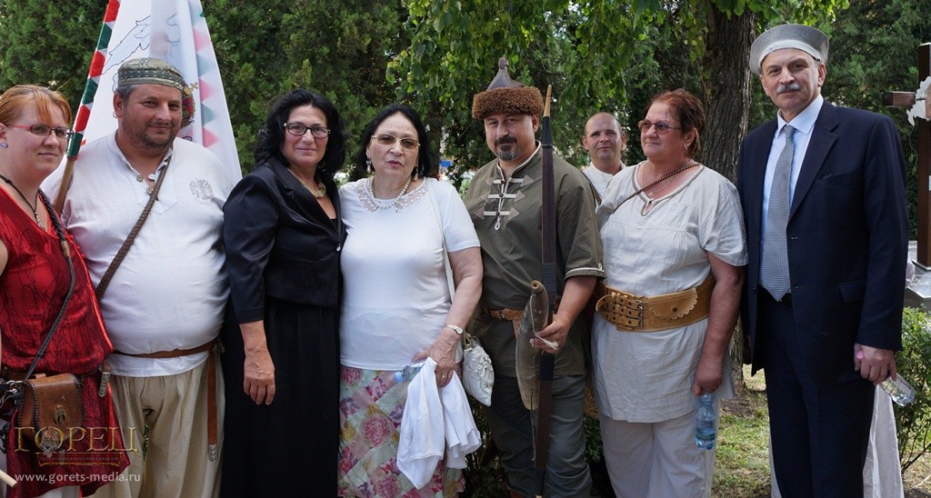 Темина Туаева (в центре) и Руслан Бзаров (справа) на ясском празднике. Ясшаг, Венгрия. 2016 г.
