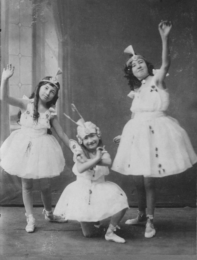 Вероника, Аматхан и Тамара Дударовы в детской балетной школе