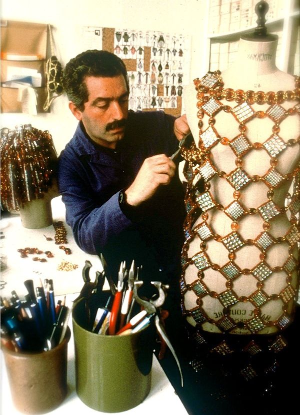 Пако Рабан «шьет» платье-кольчугу. Его рабочие инструменты не иголка с ниткой, а обыкновенные пассатижи и паяльная лампа