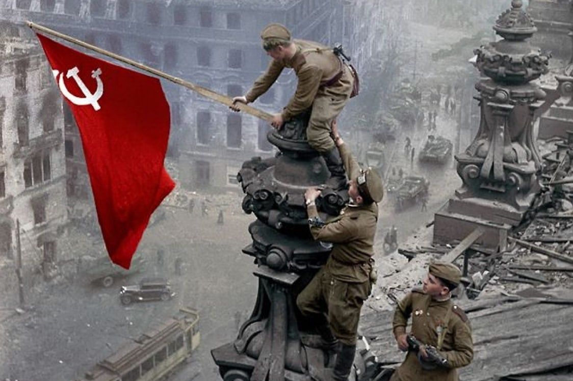 Красное знамя над Рейхстагом