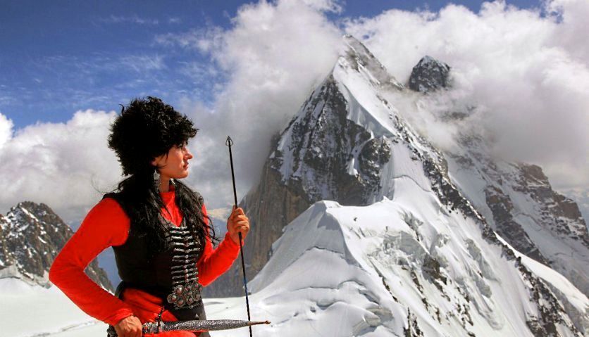 Альпинистка Карина Мезова на фоне Ушбы