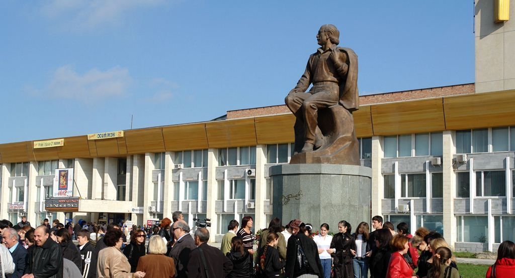 Памятник Кайсыну Кулиеву в Нальчике