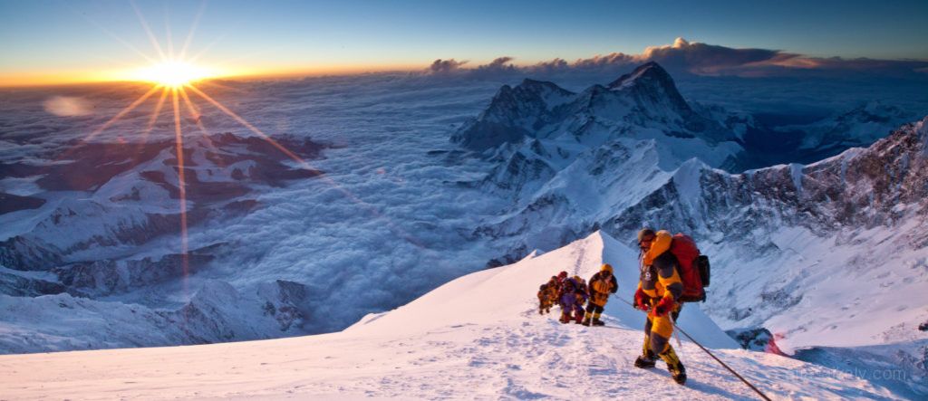 3 октября 1979 года при спуске с горы погибла 39-летняя немка Ханнелора Шмац. Она стала первой женщиной, умершей на склонах Эверест (Джомолунгмы)
