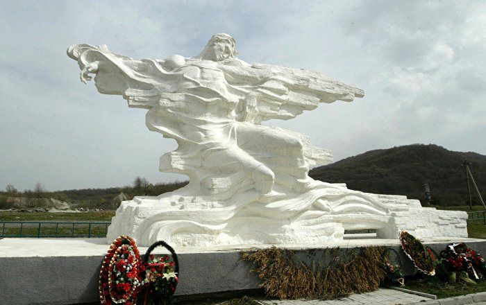 Мемориал жертвам ледника Колка. Установлен в Кармадонском ущелье у поворота на Кобань, где черный лед обессилел и остановился