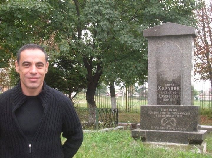Саша Пиллуа у могилы брата прабабушки - генерала Созрыко Хоранова . г.Ардон. Северная Осетия