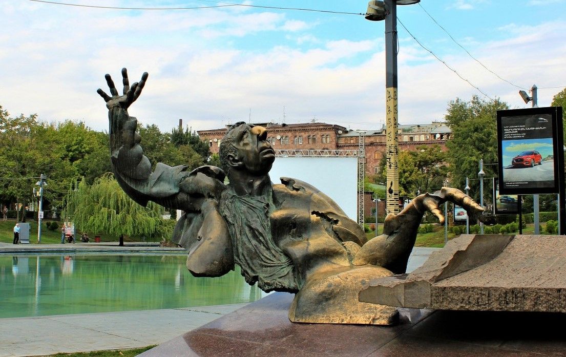 Ереван, памятник композитору Арно Бабаджаняну