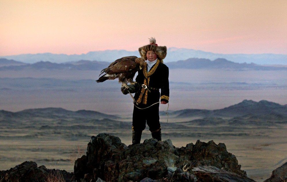 Ашол-Пан (Ashol Pan) со своим орлом в горах аймака Баян-Улгий (Bayan-Olgiy), Монголия. Фото: Asher Svidensky 