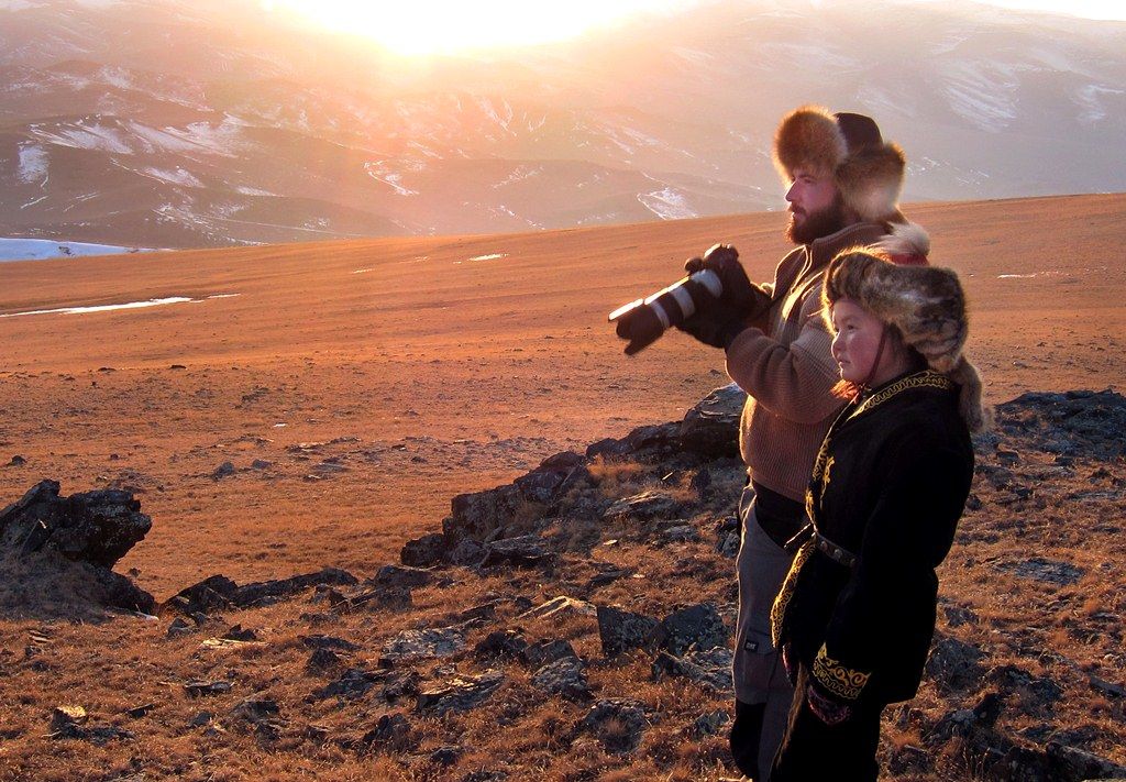 Фотограф Ашер Свиденски и 13-летняя девочка Ашол-Пан (Ashol Pan) со своим орлом в горах аймака Баян-Улгий (Bayan-Olgiy), Монголия. Фото: Asher Svidensky 