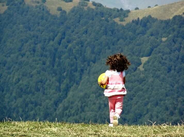 Девочка и горы. Южная Осетия. Фото Нелли Габараевой