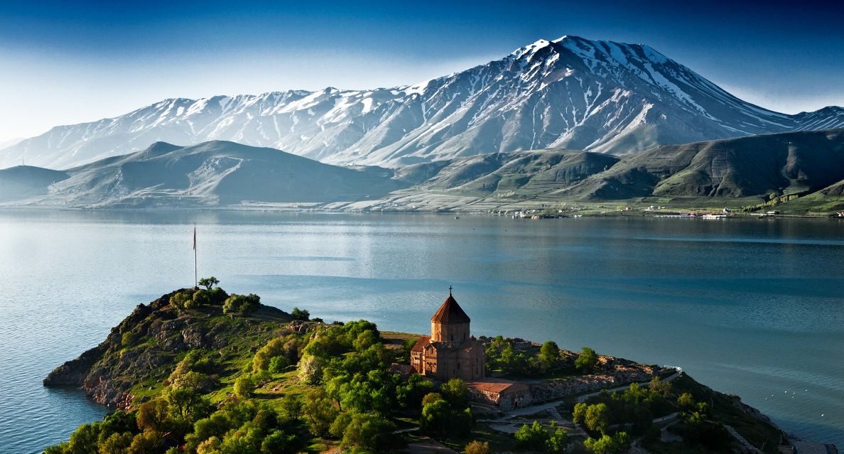 Сегодня в Армении отмечают День озера Севан