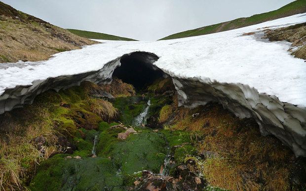 В горах Шотландии тающий снег оставляет пещеры удивительной формы. Photo: Helen Rennie