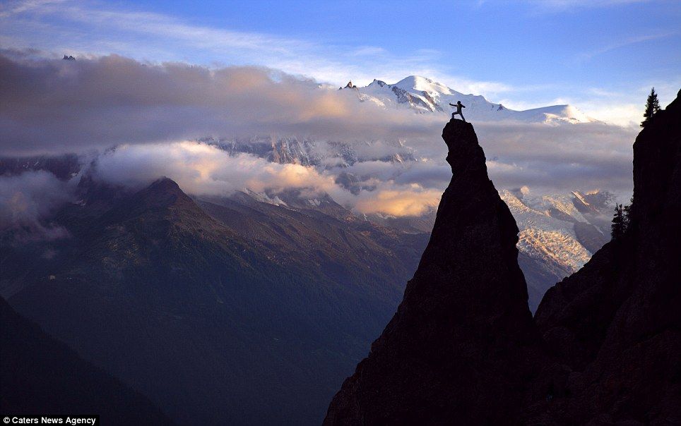 Йога на высоте. Известная альпинистка провела сеанс йоги на альпийской вершине