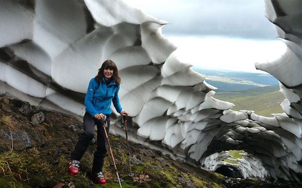 В горах Шотландии тающий снег оставляет пещеры удивительной формы. Photo: Helen Rennie