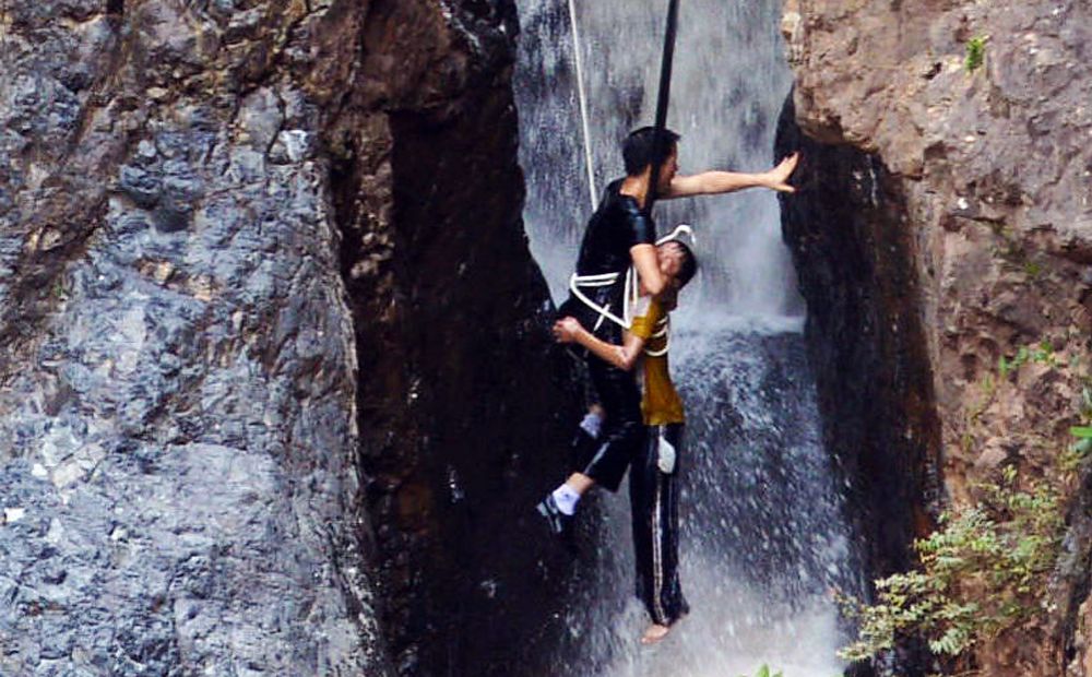 В Китае мальчик чудом спасся после падения с 16-метрового водопада