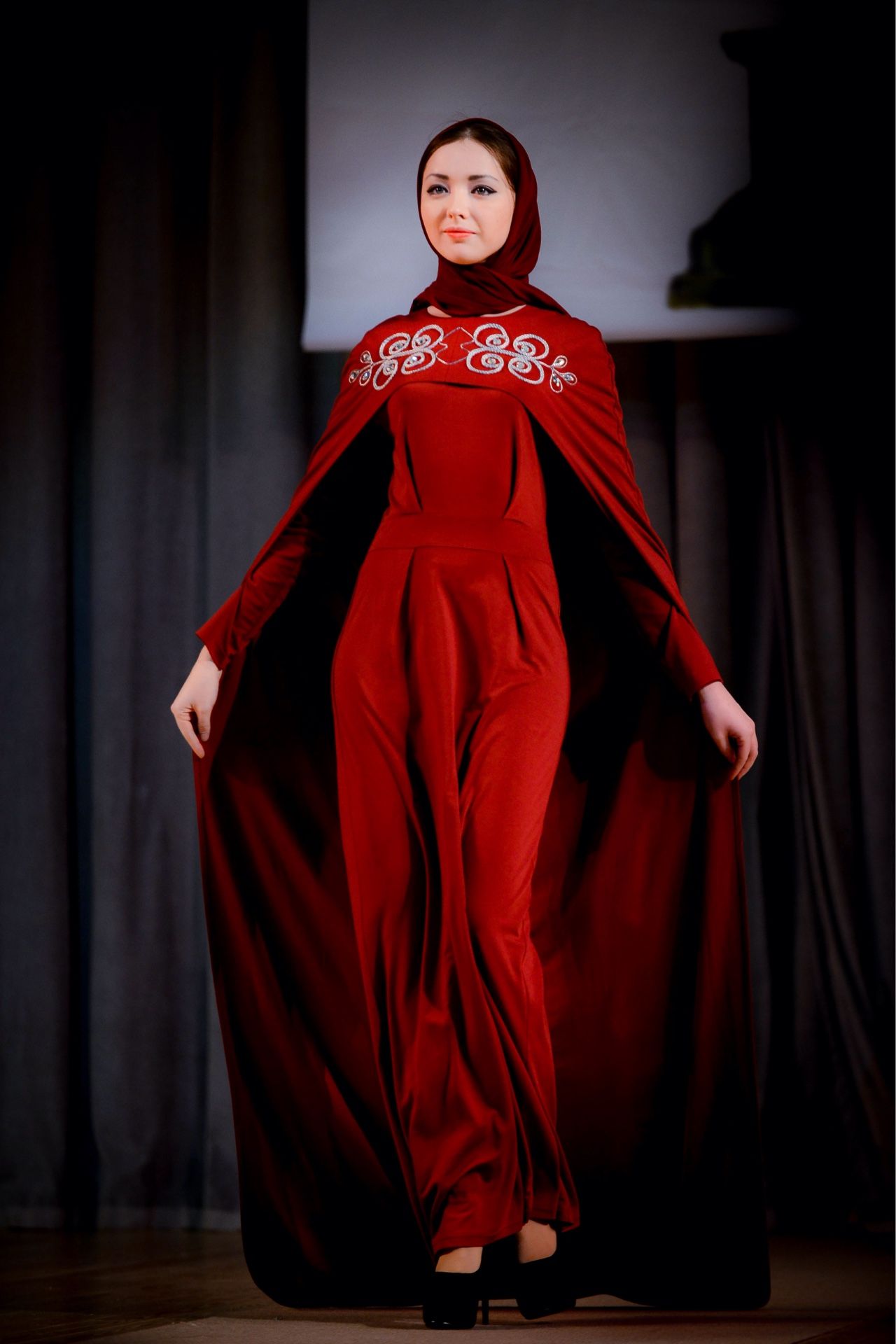 Дизайнер из КЧР Ханифа Джазаева стала обладательницей второго места на конкурсе высокой моды национального костюма