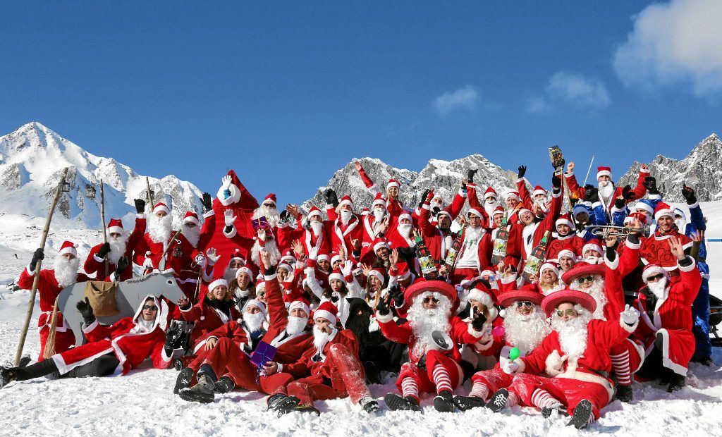 Санта-Клаусы провели предновогодний сбор в Альпах