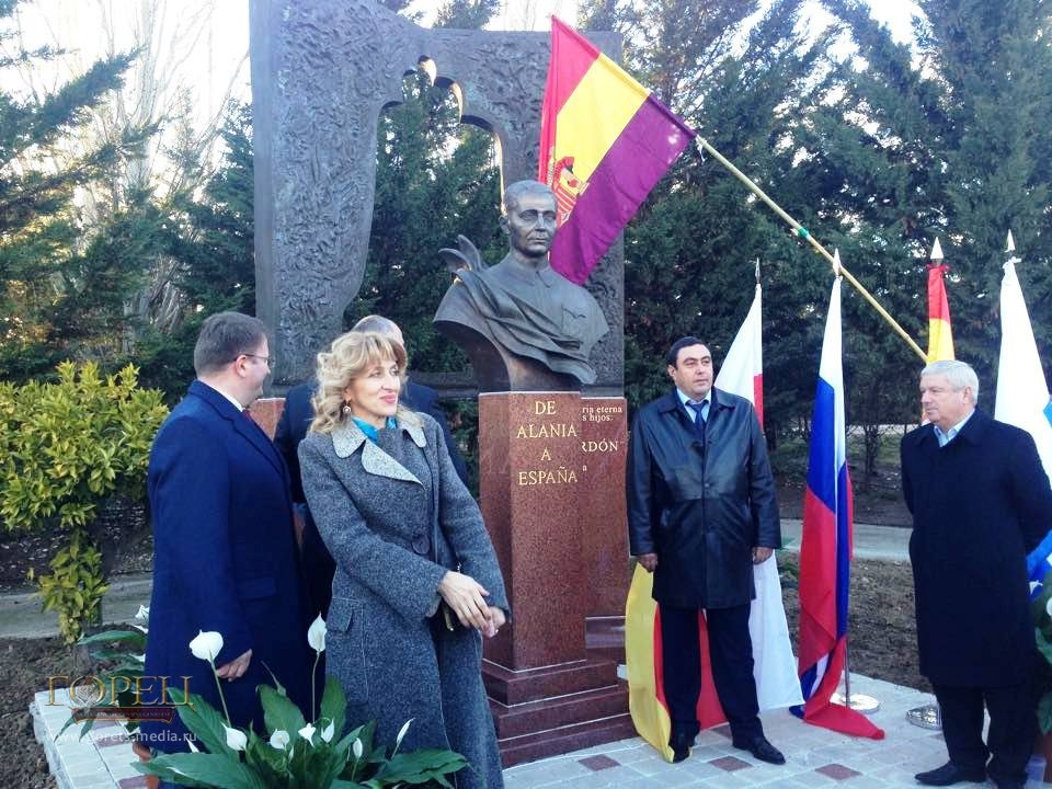 Возвращение в бронзе и граните. В Испании установили памятник Хаджи Мамсурову, прототипу героя Хемингуэя 