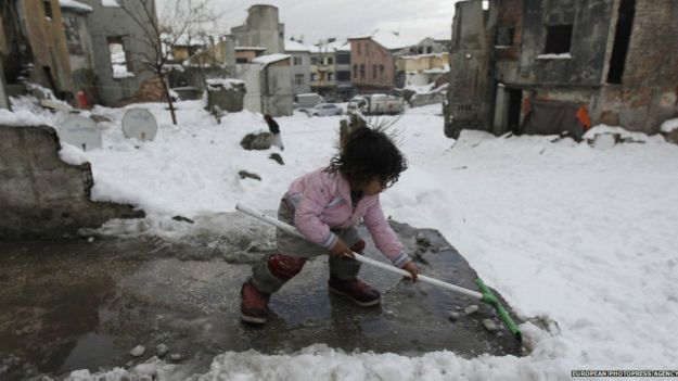 Сирийский мальчик-беженец расчищает снег в Стамбуле