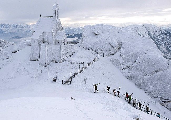Ледяная церковь, которую верующие каждый год возводят заново, вновь открылась в горах близ Бухареста