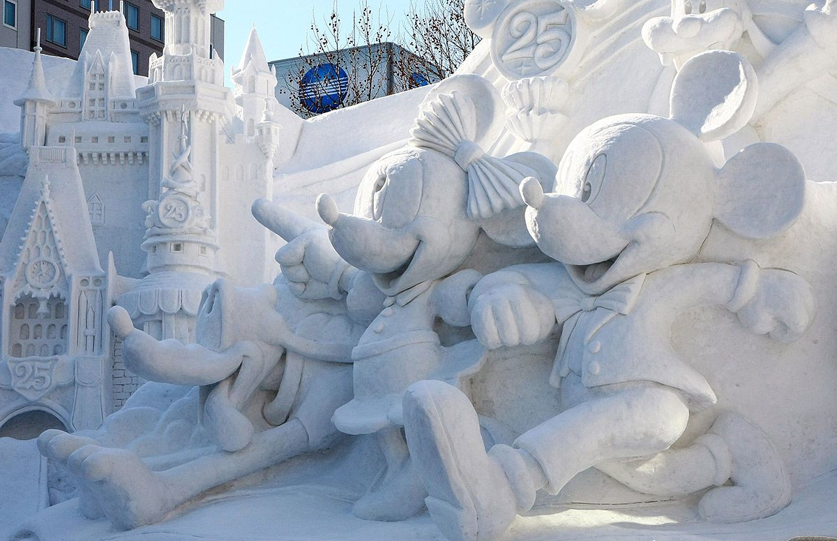 На Снежном фестивале в Саппоро представлено 204 скульптуры. Многие из них забавные