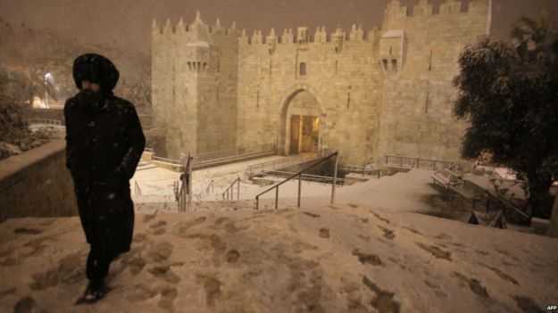 Ортодоксальный еврей у Дамасских ворот в Старом городе Иерусалима вышел на прогулку