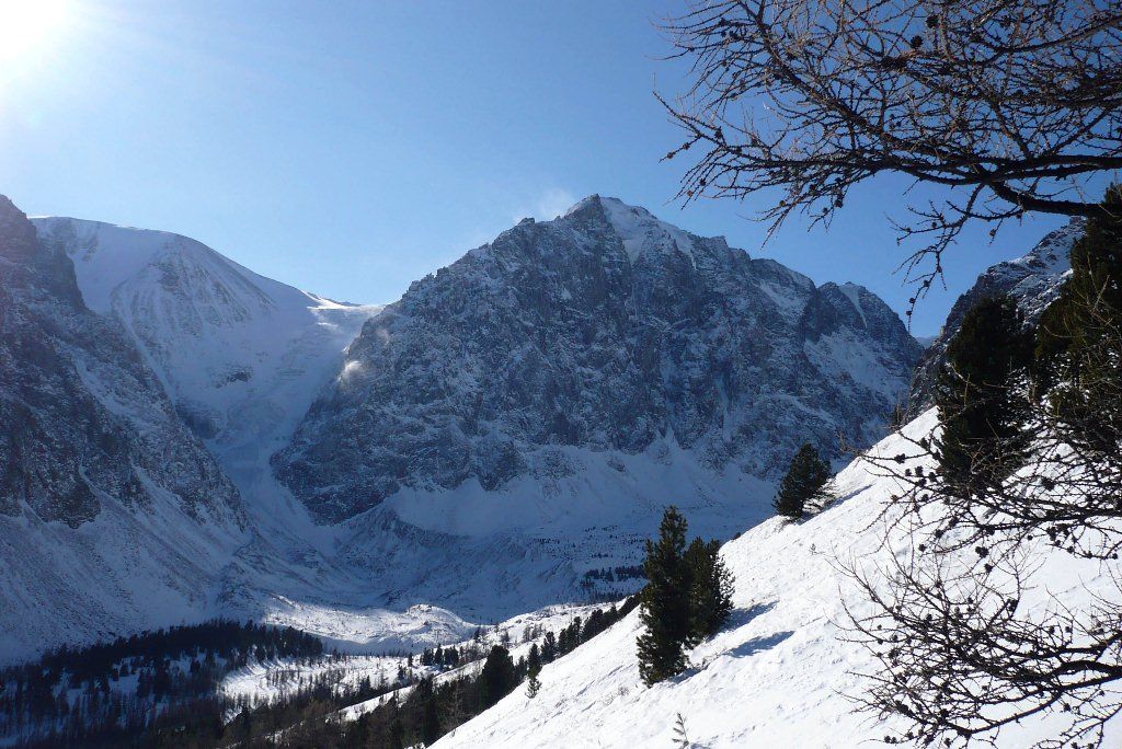 Спасатели предупреждают о возможности схода лавин в Алтайских горах