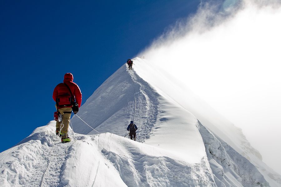 Адыгейский альпинист-любитель водрузил на вершину Эльбруса флаг своей республики