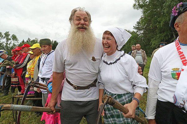 На Урале праздник сенокоса отметили международным турниром косарей