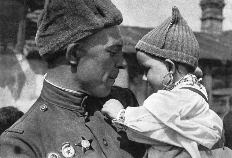 22-Советский солдат с чешским ребенком на руках