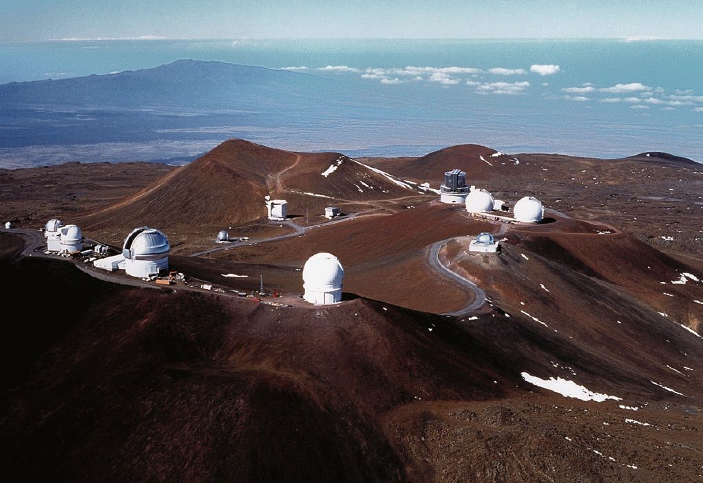 Гора Мауна-Кеа. Астрономы считают это место идеальным местом для наблюдения самых отдалённых мест вселенной. На вершине горы размещены 13 обсерваторий 11 государств