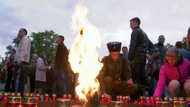 Свечи и фотографии военных лет. Своих героев сегодня вспоминают в городах и селах по всей России