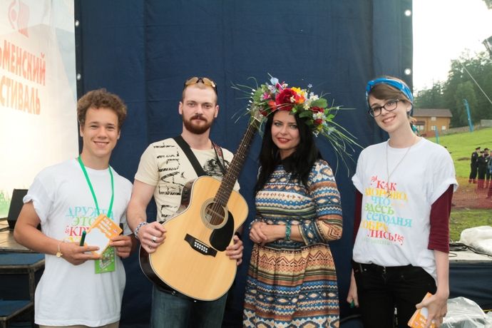 В палаточном городке Ильменского фестиваля, растянувшемся на сотни метров, под гитарные аккорды решили даже отметить свадьбу. Молодоженам посвятили авторскую песню.