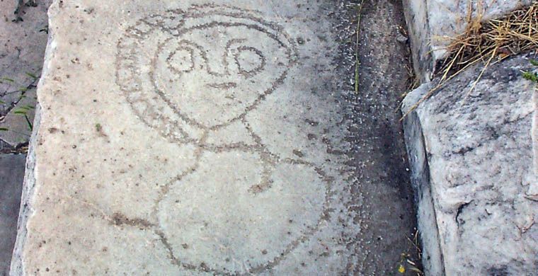 Наскальные рисунки и надписи рассказывают о жизни людей из древнегреческого города Афродисиас