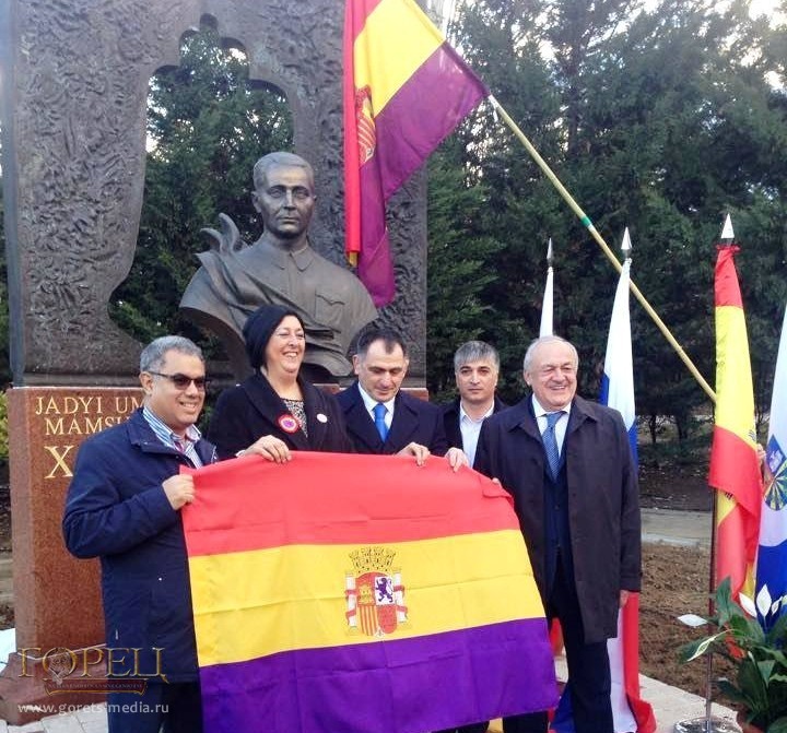 На церемонии открытия памятника Герою Советского Союза Хаджи-Умару Мамсурову в г. Фуэнлабрада. Испания, 16 февраля 2015 г.